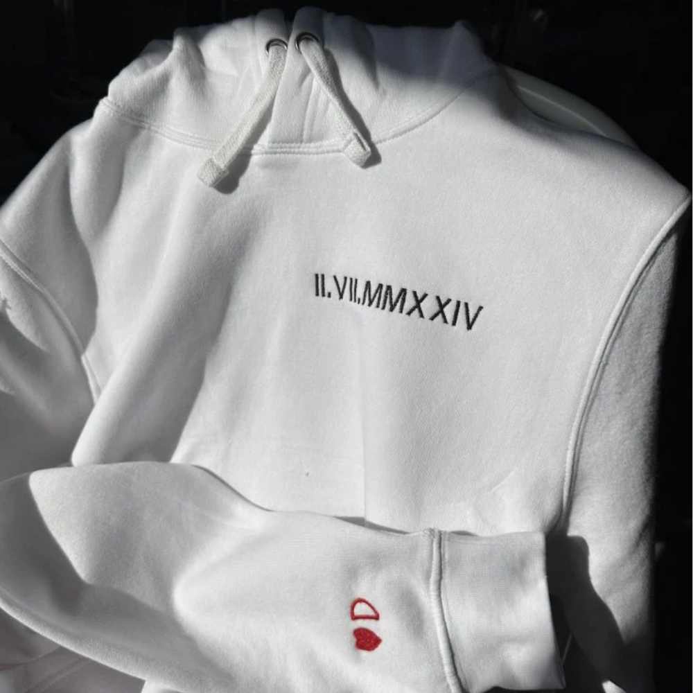 Mikina s vlastnou výšivkou s kapucňou